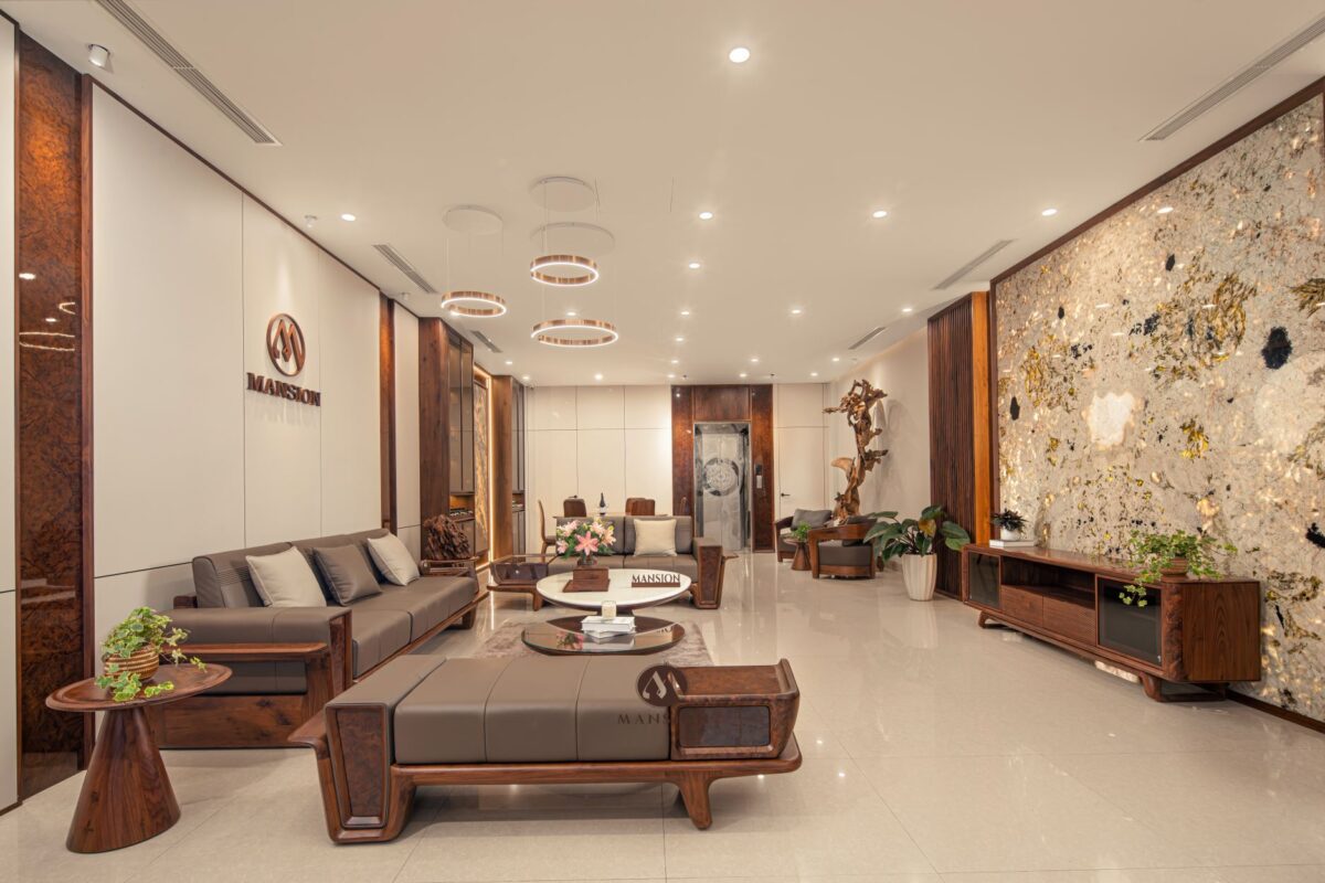 Showroom nội thất gỗ óc chó ở Hà Nội
