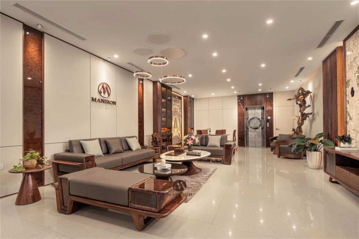 Showroom nội thất gỗ óc chó ở Hà Nội