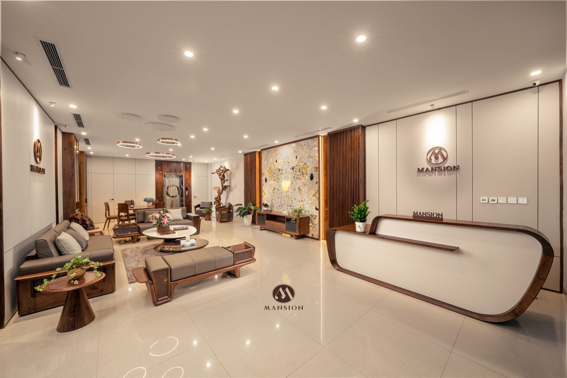 Showroom nội thất gỗ óc chó ở Hà Nội