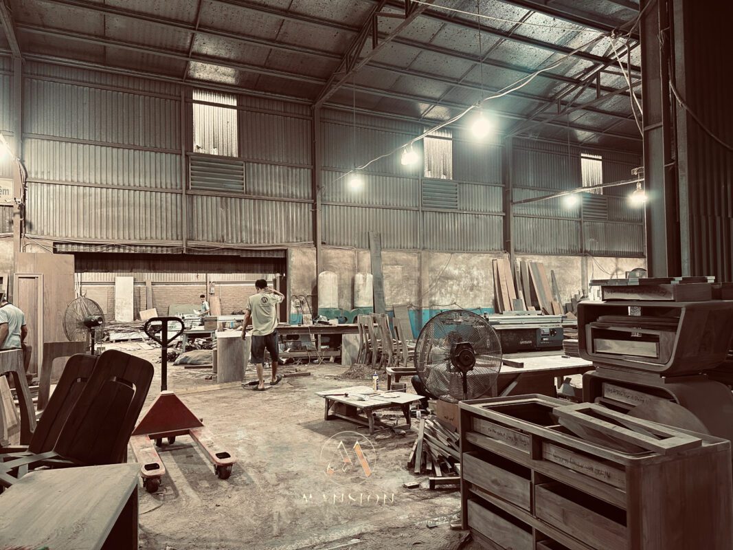 Máy móc CNC hiện đại gia công nội thất gỗ óc chó tại xưởng Mansion