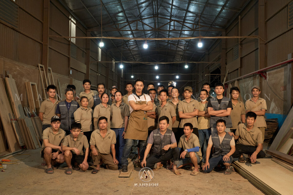 Thợ thủ công lành nghề chế tác nội thất gỗ óc chó cao cấp