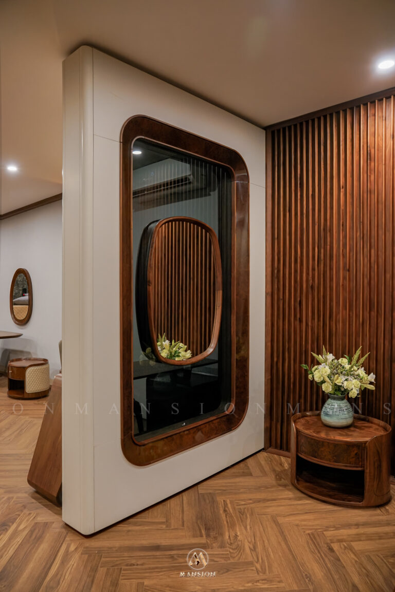 Tủ gương khung gỗ óc chó bo tròn và vách nan gỗ óc chó trưng bày tại showroom Mansion